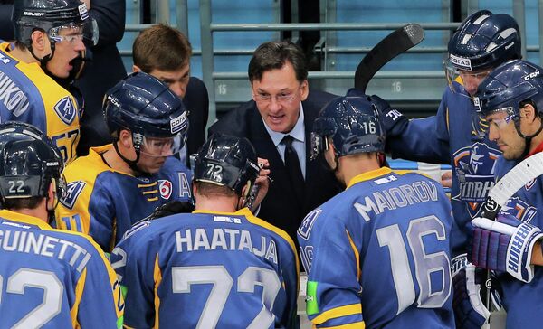 Главный тренер хоккейного хлуба Атлант Сергей Светлов (в центре)
