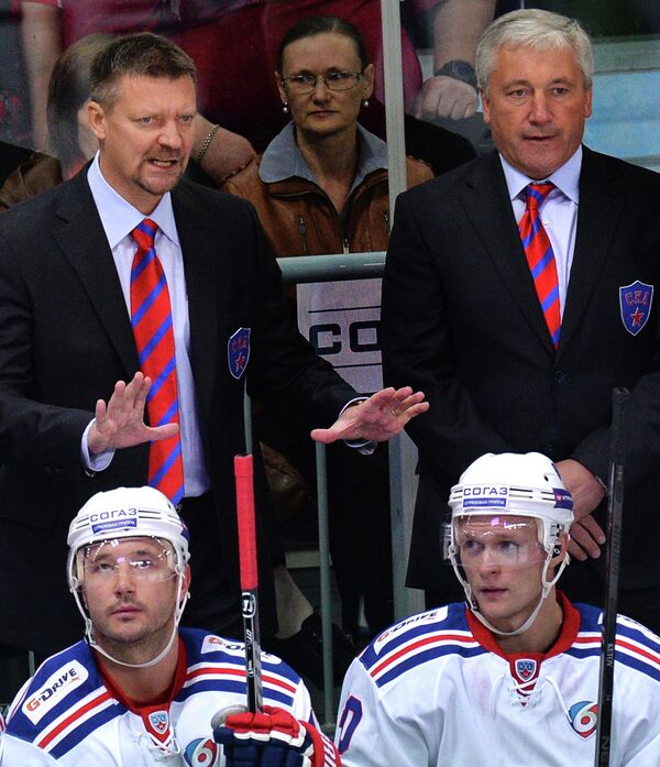 Главный тренер ХК СКА Юкка Ялонен (слева на втором плане) дает указания игрокам своей команды
