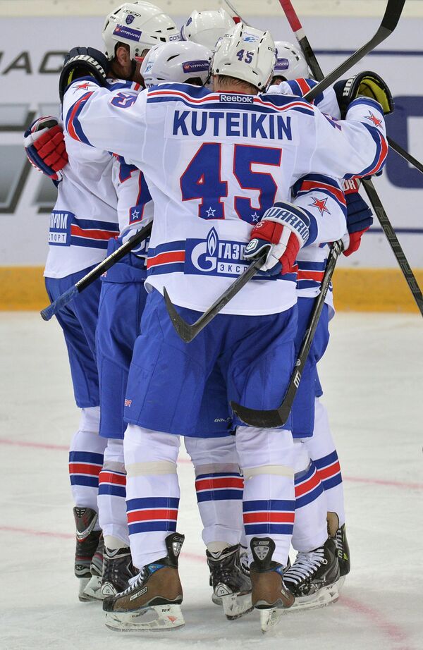 Хоккеисты ХК СКА радуются победе над Авангардом в матче регулярного сезона Континентальной Хоккейной Лиги.