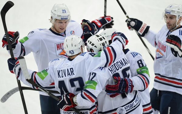 Хоккеисты Металлурга радуются забитой шайбе в ворота Динамо (Москва)