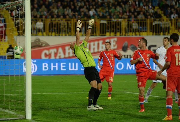 Нападающий сборной России Александр Кержаков (второй справа) забивает гол в ворота сборной Люксембурга