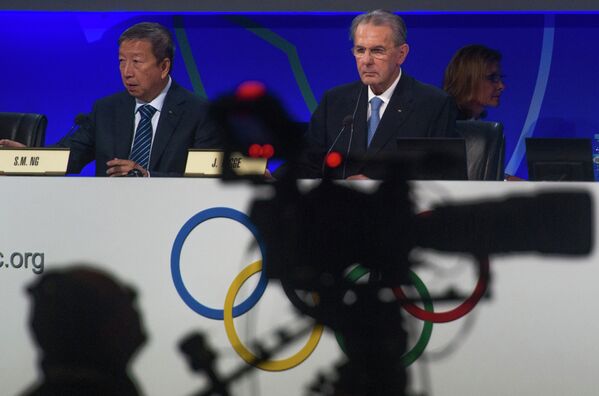 Вице-президент Международного олимпийского комитета (МОК) Сер Мианг Онг и президент МОК Жак Рогге (справа)