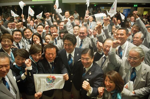 Радость японской делегации после объявления Токио - столицей летних Олимпийских игр 2020 года