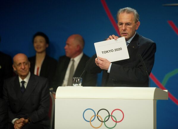Президент Международного олимпийского комитета (МОК) Жак Рогге объявляет Токио столицей летней Олимпиады 2020 года