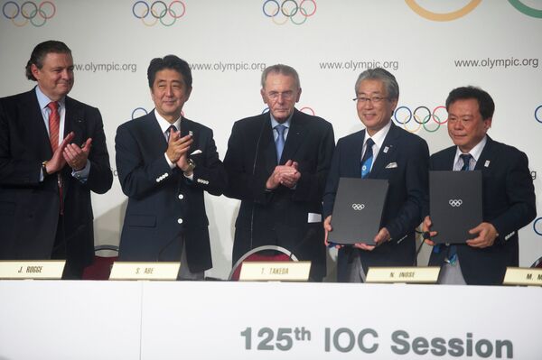 мэр Токио Наоки Иносэ, президент национального олимпийского комитета и глава заявки Токио-2020 Цукенадзу Такеда, президент Международного олимпийского комитета (МОК) Жак Рогге и премьер-министр Японии Синдзо Абэ (справа налево)