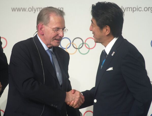 Президент Международного олимпийского комитета (МОК) Жак Рогге (слева) и премьер-министр Японии Синдзо Абэ