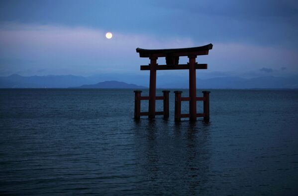 Ворота синтоистского храма в Токио в одном из крупнейших озер в Японии - озере Бива в префектуре Шига