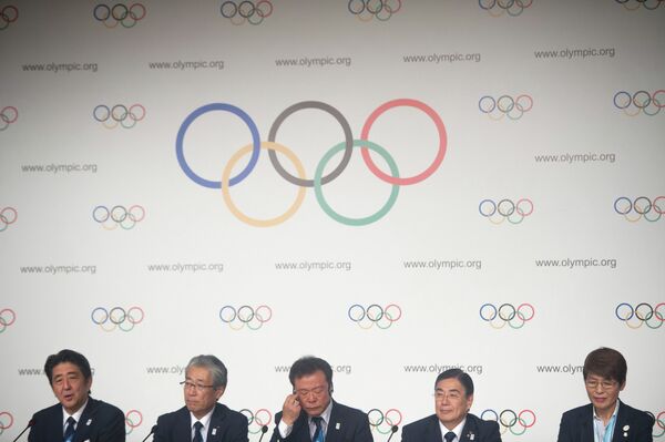 Премьер-министр Японии Синдзо Абэ, президент национального олимпийского комитета и глава заявки Токио-2020 Цукенадзу Такеда, мэр Токио Наоки Иносэ и исполнительный директор заявочного комитета Токио-2020 Масато Мидзуно (слева направо)