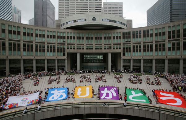Люди сформировали надпись Thank You (Спасибо) в честь избрания Токио столицей ОИ-2020 перед домом народного собрания