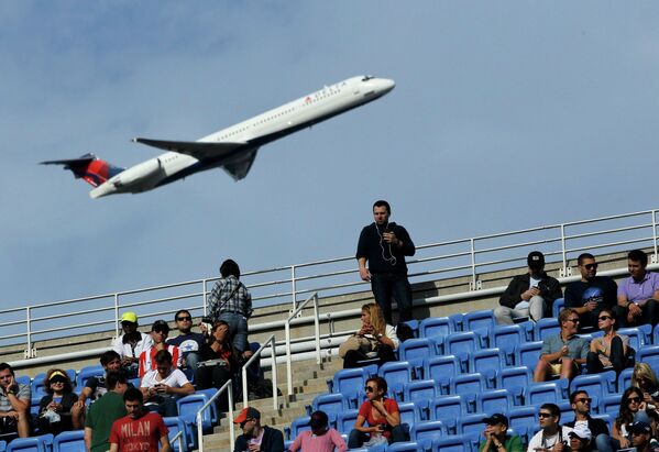 Взлетающий самолет во время финального матча Открытого чемпионата США по теннису среди мужчин между Рафаэлем Надалем и Новаком Джоковичем