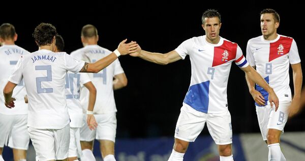 Футболисты сборной Голландии празднуют гол, забитый Робином Ван Перси в ворота сборной Андорры
