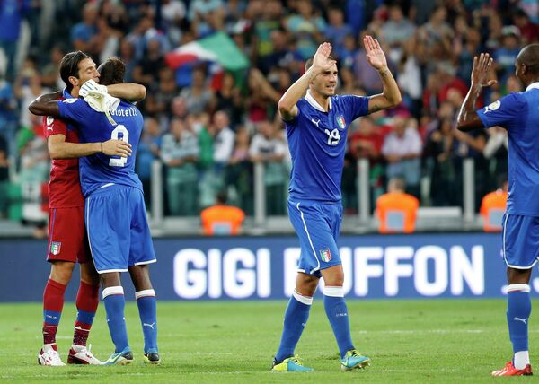Футболисты сборной Италии после победы над чехами, выведшей их на ЧМ-2014