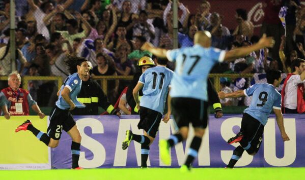 Нападающий сборной Уругвая Эдинсон Кавани празднует забитый мяч в ворота сборной Колумбии