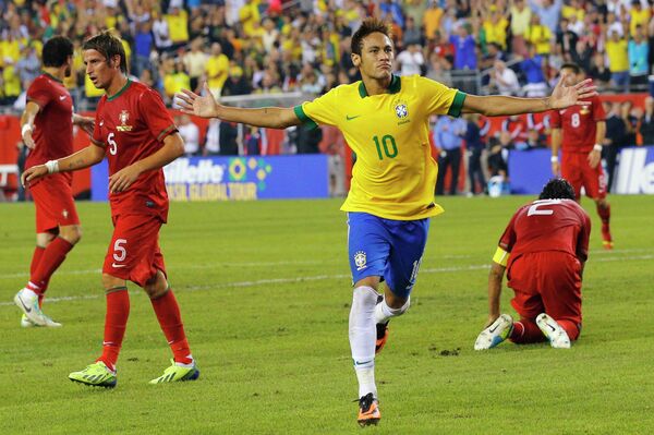 Нападающий сборной Бразилии Неймар радуется забитому мячу в ворота сборной Португалии