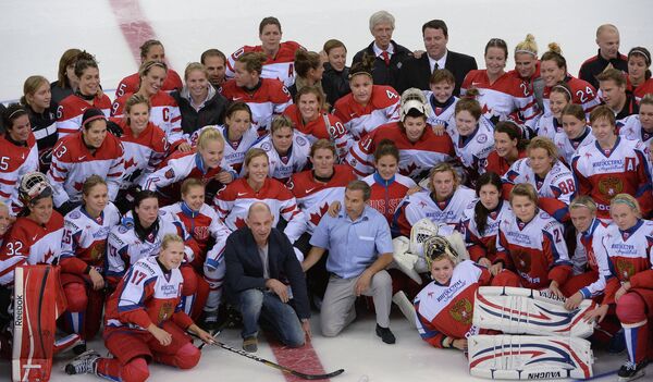 Хоккеистки сборной России и Канады