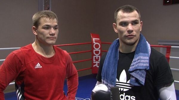 Дмитрий Чудинов устроил спарринг с братом на открытой тренировке в Москве
