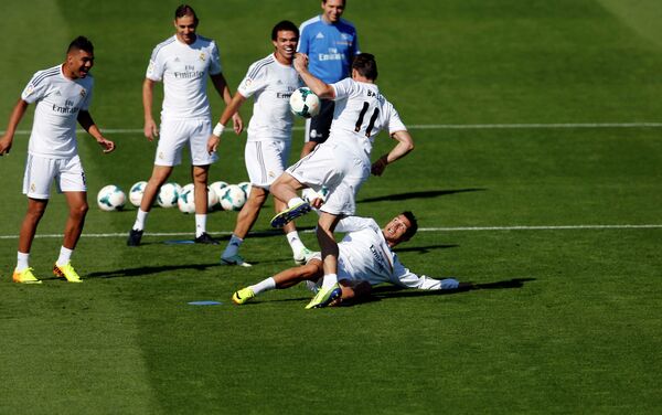 Криштиану Роналду делает подкат Гарету Бейлу на тренировке мадридского Реала. На заднем плане: Каземиро, Бензема, Пепе (слева направо)