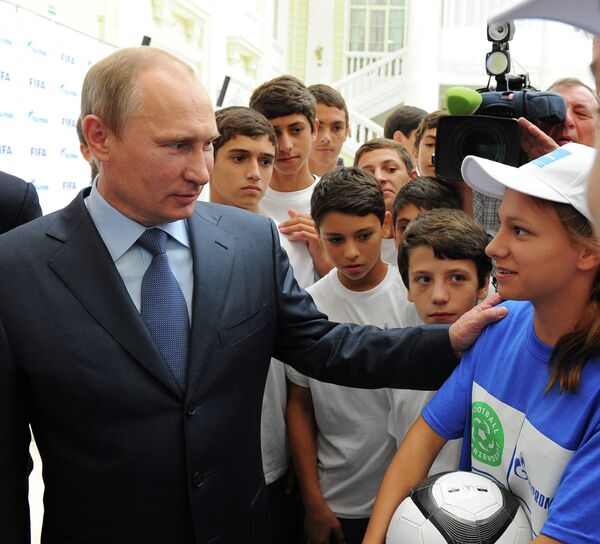 Президент России Владимир Путин с детьми после встречи с председателем правления ОАО Газпром Алексеем Миллером