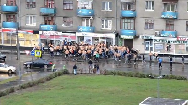 Футбольные фанаты дрались и убегали от милиции перед матчем в Харькове