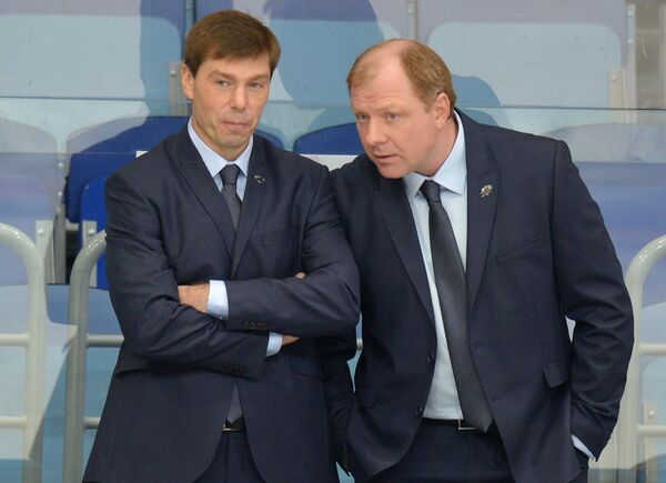 Исполняющий обязанности главного тренера ХК Атлант Алексей Кудашов (слева) и генеральный менеджер команды Алексей Жамнов