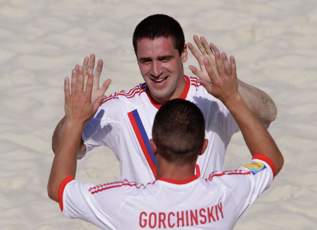 Игроки сборной России по пляжному футболу Дмитрий Шишин и Юрий Горчинский