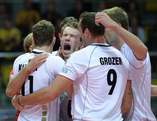 Волейболисты сборной Германии радуются выигранному очку в матче с Россией