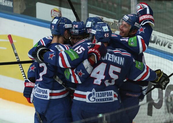 Хоккеисты СКА поздравляют Илью Ковальчука (справа) с забитой шайбой в ворота Спартака