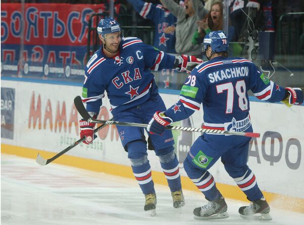 Нападающий СКА Евгений Скачков (справа) поздравляет Илью Ковальчука с забитой шайбой в ворота Спартака
