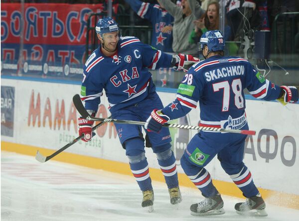 Нападающий СКА Евгений Скачков (справа) поздравляет Илью Ковальчука с забитой шайбой в ворота Спартака