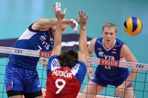 Ондрей Гудечек (в центре), игроки сборной России Николай Павлов (слева) и Сергей Гранкин