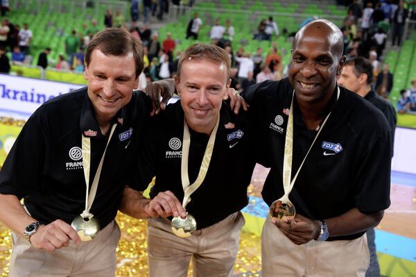Главный тренер сборной Франции Венсан Колле (в центре) во время церемонии награждения