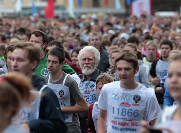 Участники массового забега Кросс нации - 2013 на Дворцовой площади в Санкт-Петербурге