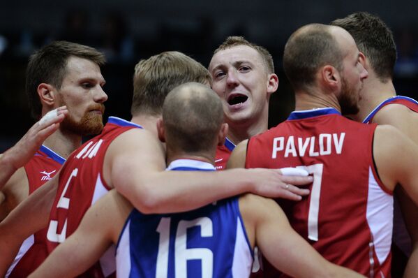 Игроки сборной России радуются победе