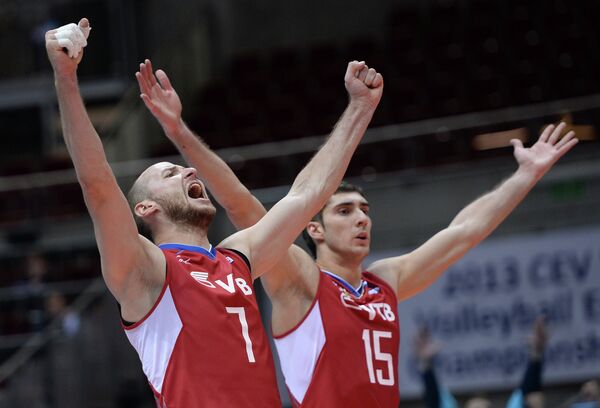Волейболисты сборной России Николай Павлов (слева) и Дмитрий Ильиных