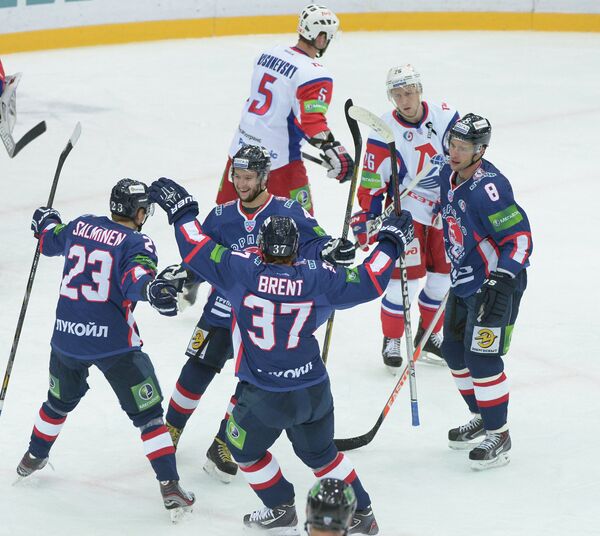 Хоккеисты Торпедо радуются забитой шайбе в ворота Локомотива