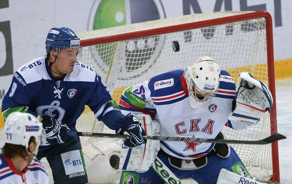 Нападающий Динамо Алексей Цветков и вратарь СКА Александр Салак (справа)