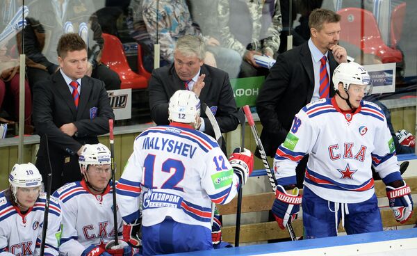 Старший тренер СКА Михаил Кравец (в центре на втором плане) дает указания Антону Малышеву