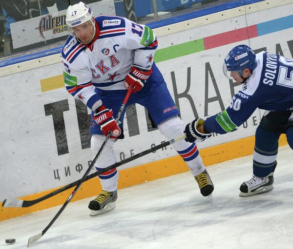Нападающий СКА Илья Ковальчук и защитник Динамо Максим Соловьев (справа)