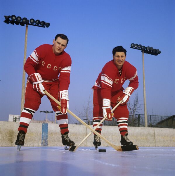 Защитники сборной СССР по хоккею с шайбой Евгений Поладьев (слева) и олимпийский чемпион 1968 года Игорь Ромишевский