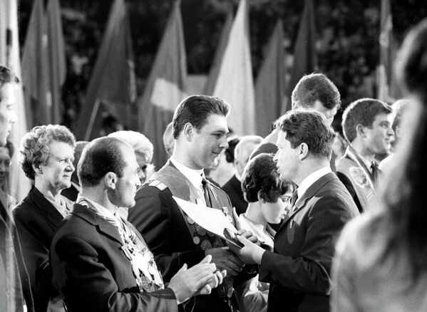 Первый секретарь ЦК ВЛКСМ Евгений Тяжельников (справа) вручает знак Спортивная доблесть делегату XVI съезда комсомола хоккеисту Игорю Ромишевскому