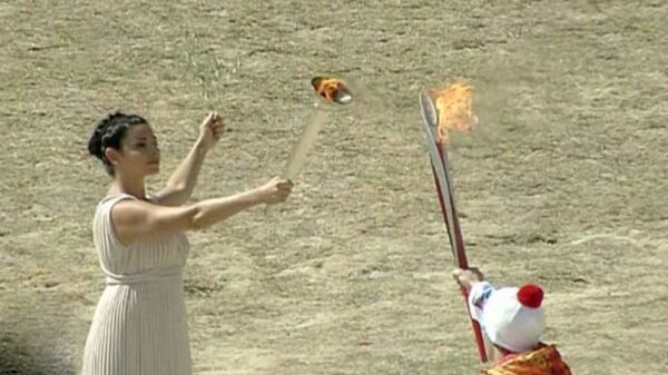 Жрица зажгла огонь Сочи-2014 от солнечных лучей на церемонии в Греции