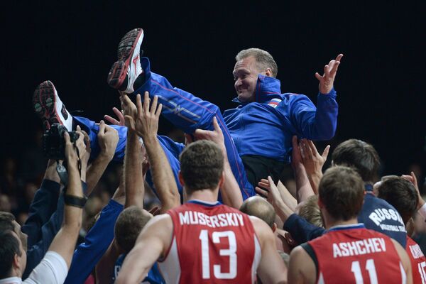 Волейболисты сборной России подбрасывают в воздух главного тренера команды Андрея Воронкова