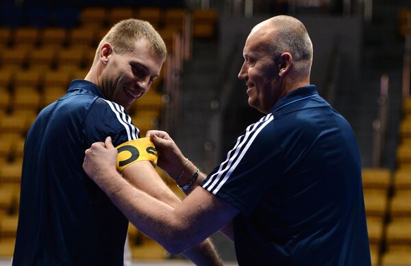 Баскетболист Химок Сергей Моня (слева) получает капитанскую повязку от главного тренера Римаса Куртинайтиса