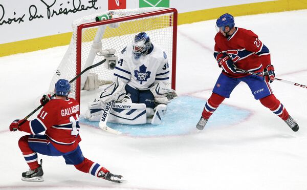 Хоккеисты Торонто Мейпл Лифс сломили сопротивление Монреаль Канадиенс в стартовой игре нового сезона НХЛ.