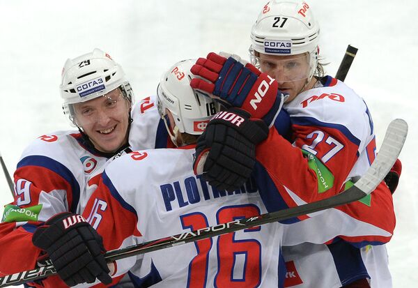 Хоккеисты Локомотива Егор Аверин, Сергей Плотников и Стаффан Кронвалль (слева направо)