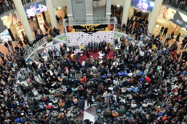 Зрители во время официальной церемонии взвешивания боксеров Владимира Кличко и Александра Поветкина