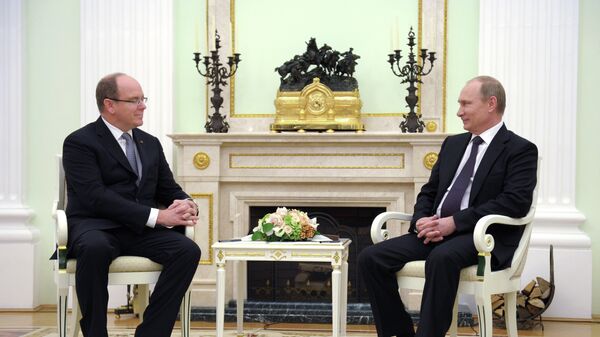 Владимир Путин (справа) и Альберт II