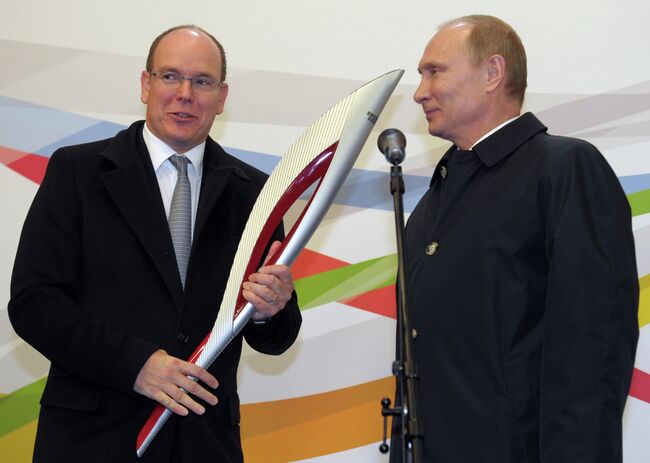 4 октября 2013. Президент РФ Владимир Путин (справа) и правящий князь Монако Альбер II