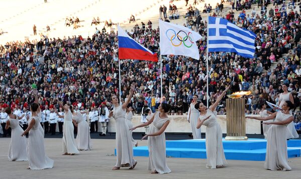 Исполнение жрицами традиционного танца во время церемонии передачи Олимпийского огня Оргкомитету XXII Олимпийских зимних игр Сочи 2014