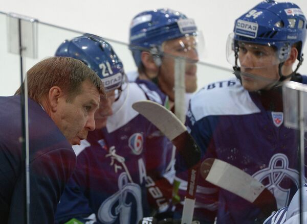 Главный тренер Динамо Олег Знарок (слева) дает указания хоккеистам